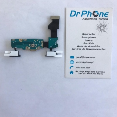 Placa eletrónica de componente de smartphone e cartão de visita da Dr Phone em fundo branco.