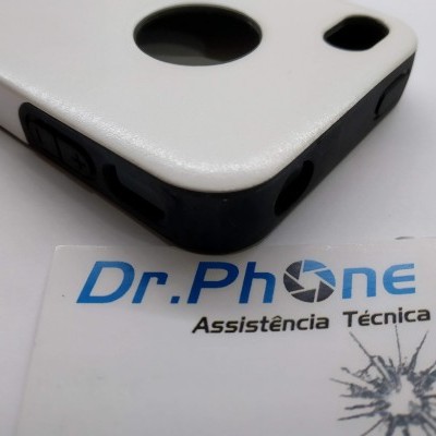 Capa de telemóvel branca com bordas pretas sobre cartão Dr.Phone