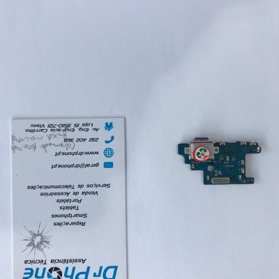 Pequena placa eletrónica azul com componentes ao lado de cartão de visita da DR PHONE