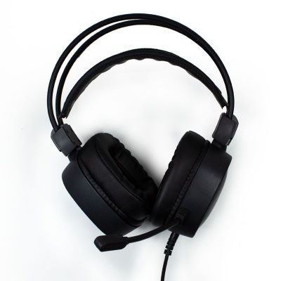 Auriculares pretos com microfone e cabo