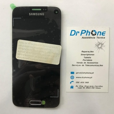 Smartphone Samsung preto com etiqueta e cartão de visita da Dr Phone em fundo branco