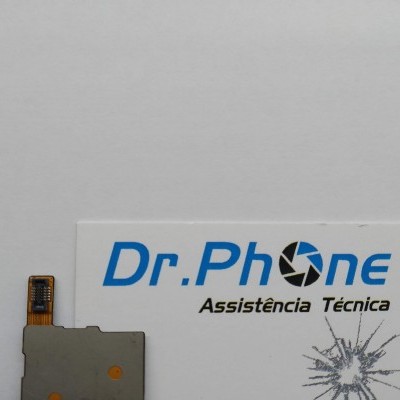 Peça eletrónica metálica com conector flexível sobre cartão Dr.Phone
