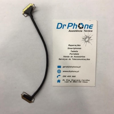 Cabo flexível preto com conectores dourados ao lado de cartão de visita da Dr Phone