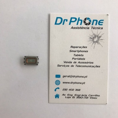 Cartão de visitas DrPhone com componentes eletrónico sobre fundo branco