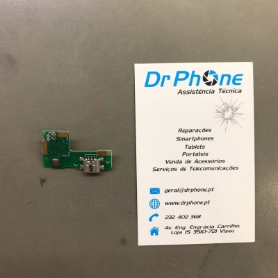 Placa eletrónica verde com conetor USB ao lado de cartão de visita branco da Dr Phone