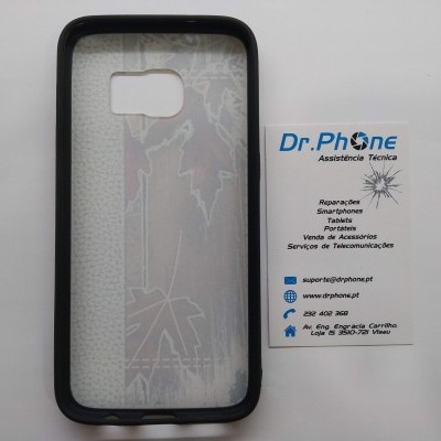 Capa de telemóvel preta com padrão branco e cartão de visita da Dr. Phone
