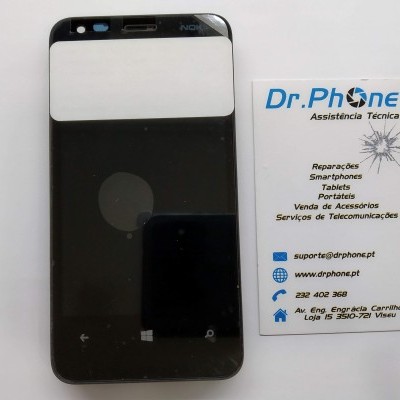 Smartphone preto com ecrã partido ao lado de cartão de visita DR.PHONE