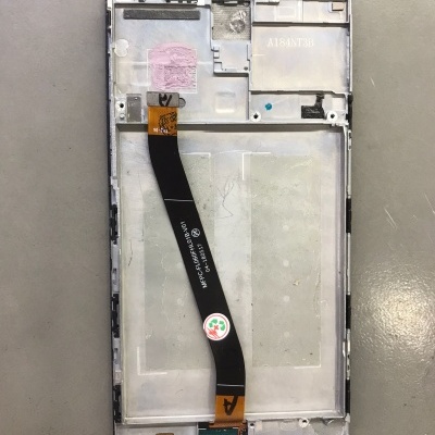 Peça desmontada frontal de telemóvel com cabo flexível preto e estrutura cinzenta