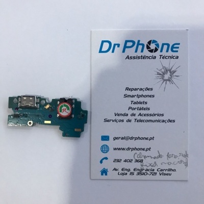Placa eletrônica azul ao lado de cartão de visitas Dr Phone