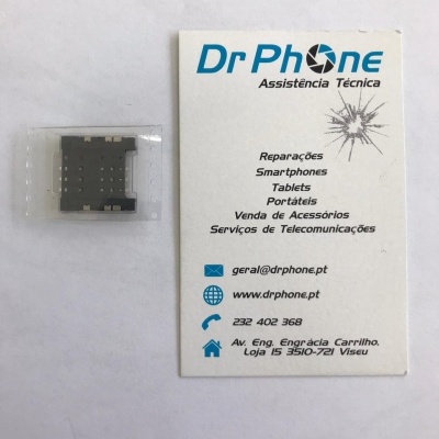 Componente eletrónico e cartão técnico Dr Phone em fundo branco