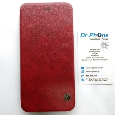 Capa de smartphone vermelha com textura rugosa e cartão de visita da Dr.Phone ao lado