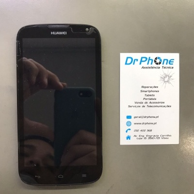 Smartphone Huawei preto junto a cartão de visita Dr Phone Assistência Técnica