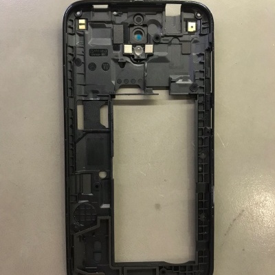 Estrutura plástica preta para telemóvel com espaços para componentes