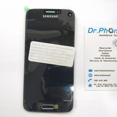 Smartphone Samsung preto com etiqueta e cartão de visita de uma assistência técnica