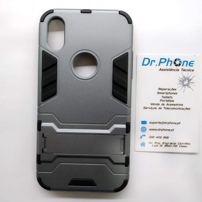 Capa para smartphone cinza e preta com suporte e cartão de assistência técnica