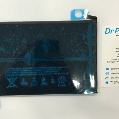 Bateria preta de íon de lítio com abas azuis e cartão de visita