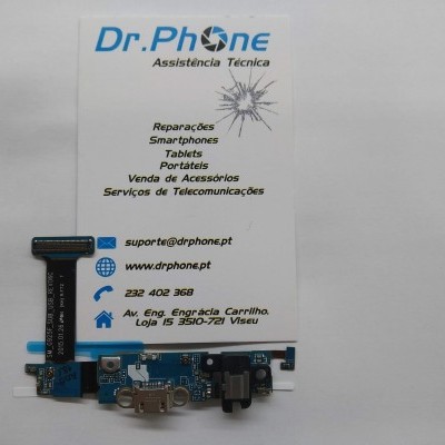 Placa eletrónica de telemóvel sobre cartão de assistência técnica Dr. Phone