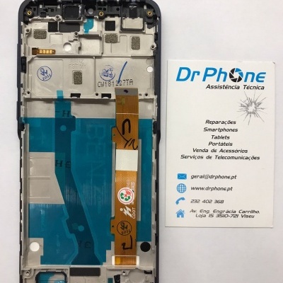 Parte interna de telemóvel desmontado com cartão de visita Dr Phone