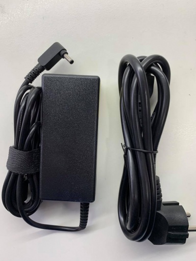 Carregador de portátil preto com cabos sobre fundo branco