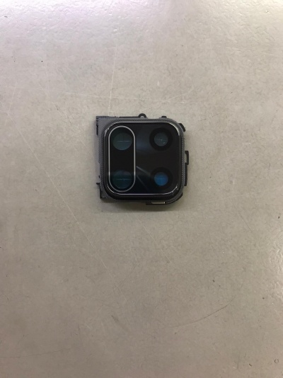 Módulo de câmara traseira preta e metal cinzento sobre superfície clara