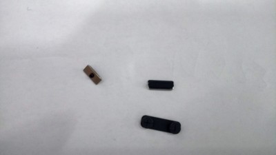 Pequenos componentes eletrónicos pretos e castanhos sobre fundo branco