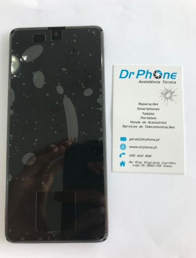 Smartphone negro com manchas e cartão de visita da Dr Phone