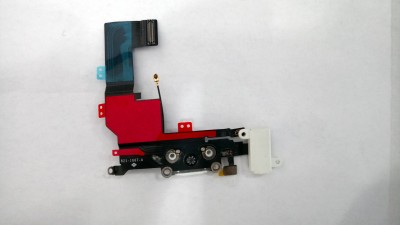 Peça eletrónica para smartphone com placa preta, flexível azul escuro e peça branca sobre fundo branco