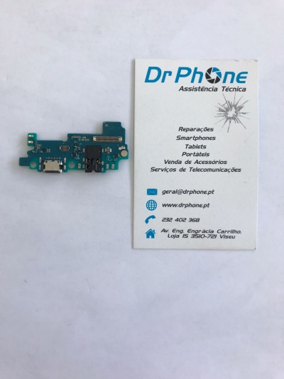 Placa eletrónica para smartphone azul ao lado de cartão de visita da empresa Dr Phone