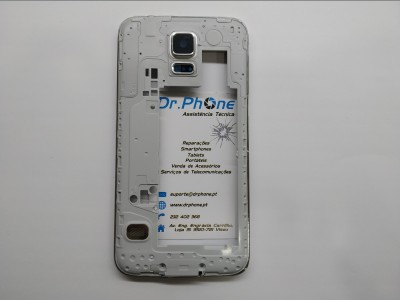 Parte traseira descascada de smartphone branco com folheto Dr.Phone visível