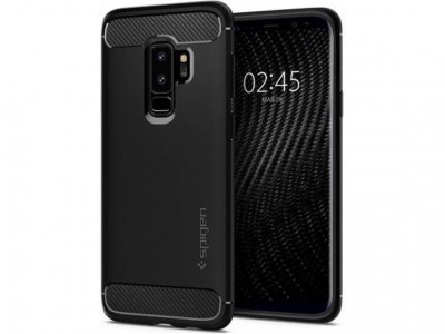 Smartphone preto com capa protetora Spigen com texturas de carbono e ecrã ligado com horas 02:45
