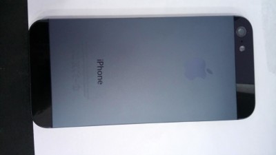 Smartphone iPhone preto e cinza em superfície branca