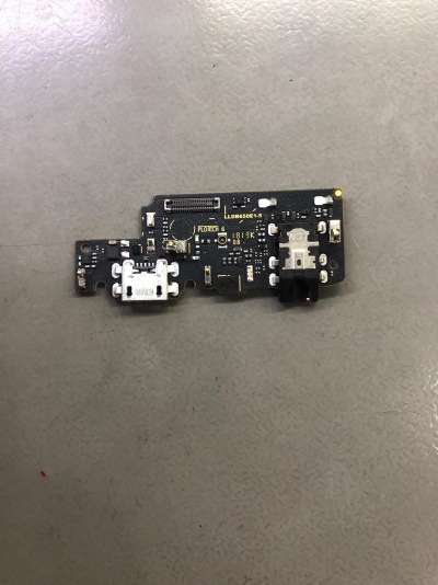 Placa eletrónica preta com circuitos e conetores USB e jack áudio