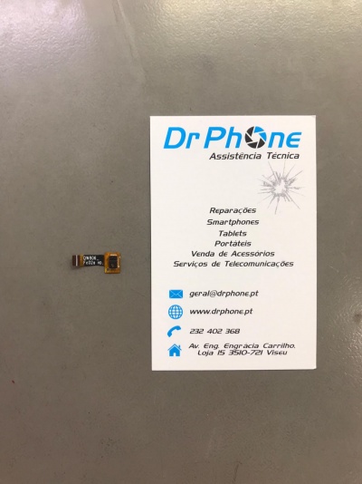 Pequeno componente electrónico junto a cartão de visita da Dr Phone