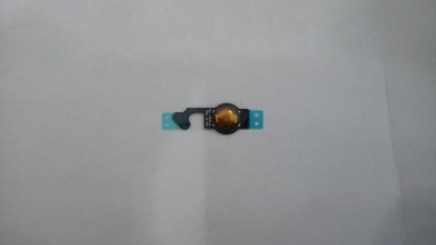 Placa eletrónica preta e azul com componente circular dourado no centro sobre fundo branco