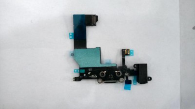 Peça eletrónica pequena em preto e azul sobre fundo branco