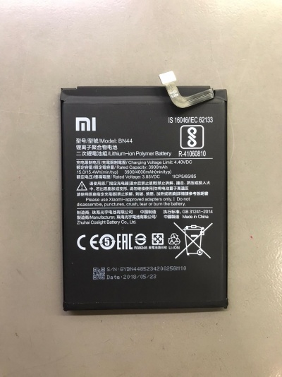 Bateria de polímero de lítio preta MI modelo BN44 com etiquetas e símbolos de segurança