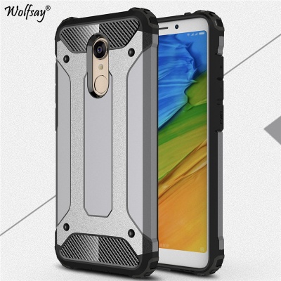 Capa protetora cinzenta e preta para smartphone com recortes para câmera.