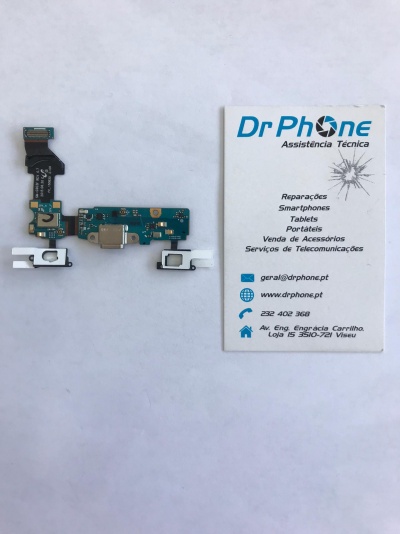 Placa eletrónica azul e preta ao lado de cartão de visita branco com texto azul e preto da Dr Phone