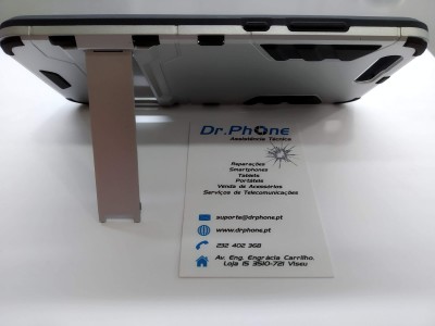 Tablet com capa protetora e suporte metálico ao lado de cartão de visita da Dr.Phone