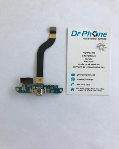Peça eletrónica com conector USB e cartão de visita DrPhone