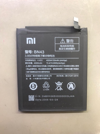 Bateria recarregável Li-ion preta Xiaomi modelo BN43 com texto técnico e advertência