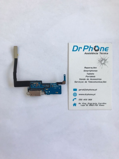 Placa eletrónica azul com conector USB ao lado de cartão de visita da Dr Phone.