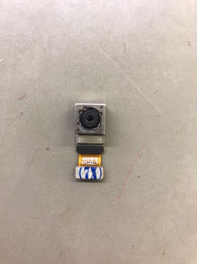 Pequena câmara eletrónica com componente flexível laranja e etiqueta branca