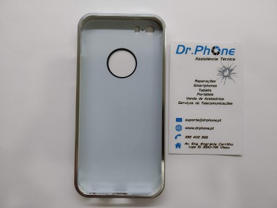 Capa protetora branca para smartphone ao lado de cartão de visita Dr.Phone