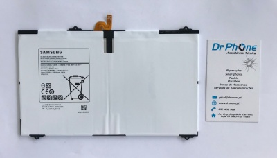 Bateria Samsung branca com etiqueta técnica e cartão de visita da Dr Phone em fundo branco