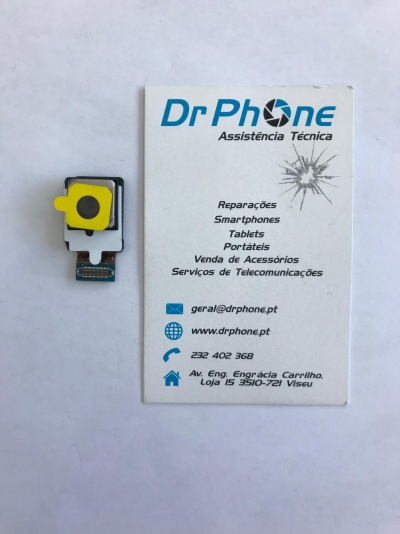 Peça eletrónica amarela e preta ao lado de cartão de visita Dr Phone em fundo branco
