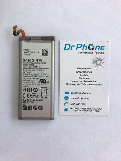 Bateria Samsung EB-BN950ABE e cartão promocional Dr Phone Assistência Técnica sobre fundo branco