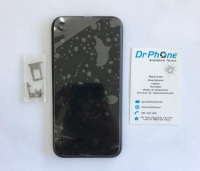 Smartphone preto com bolhas no ecrã, acessórios metálicos e cartão Dr Phone