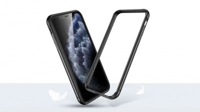 Smartphone preto com capa transparente flutuando ao lado