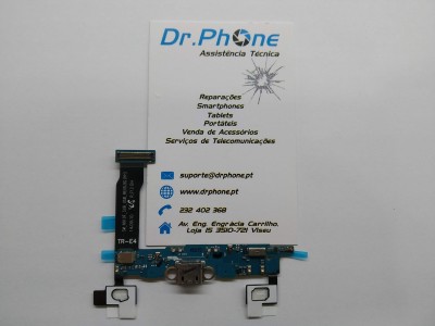 Placa de circuito azul com conector USB sobre cartão de visita da Dr. Phone